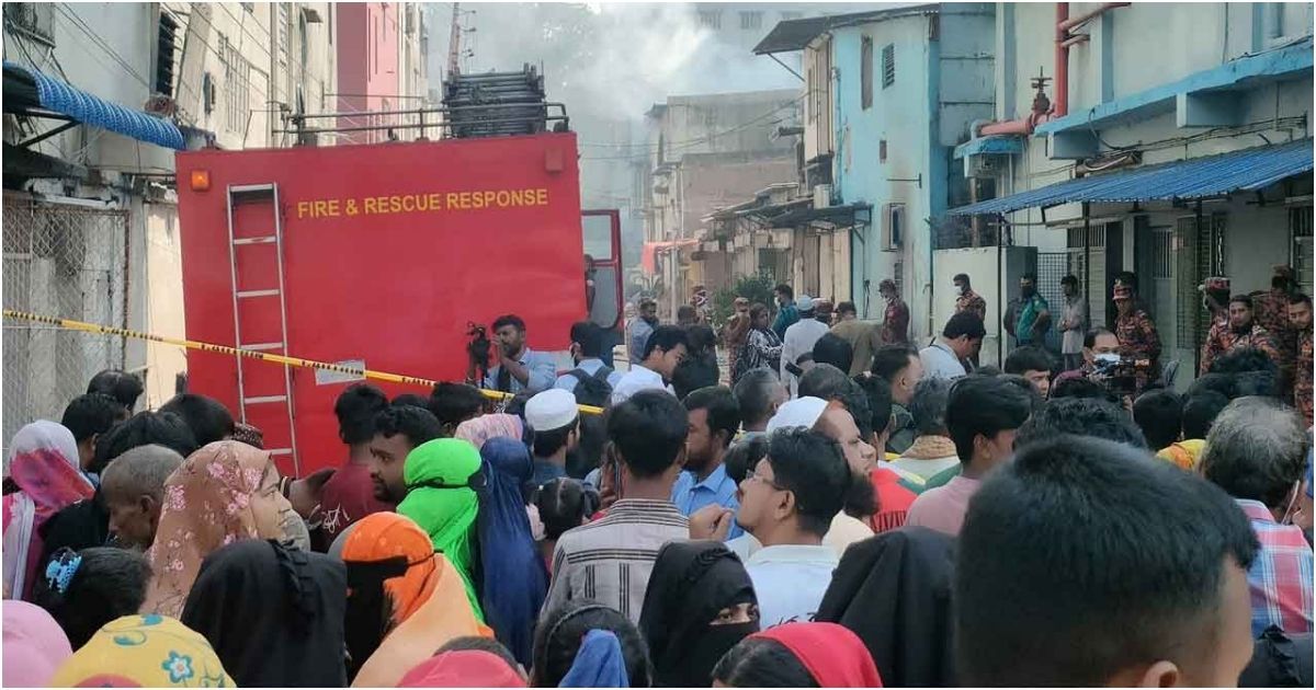 রূপনগরে কেমিক্যাল গোডাউনে আগুন এখনো বের হচ্ছে ধোঁয়া, কেমিক্যালের প্রভাবে অসুস্থ হচ্ছেন অনেকে