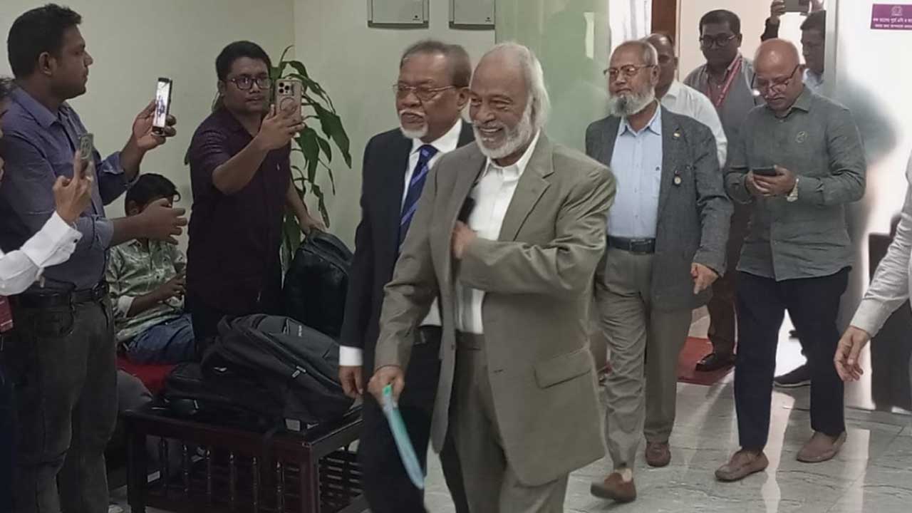 জাতীয় নির্বাচনের প্রস্তুতি: সিইসির সঙ্গে বিএনপির প্রতিনিধিদলের বৈঠক