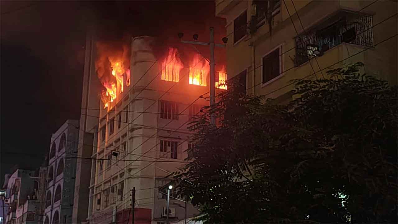 মিরপুরের কালশীতে ভবনে অগ্নিকাণ্ড, দুই ঘণ্টার চেষ্টায় নিয়ন্ত্রণে ফায়ার সার্ভিস