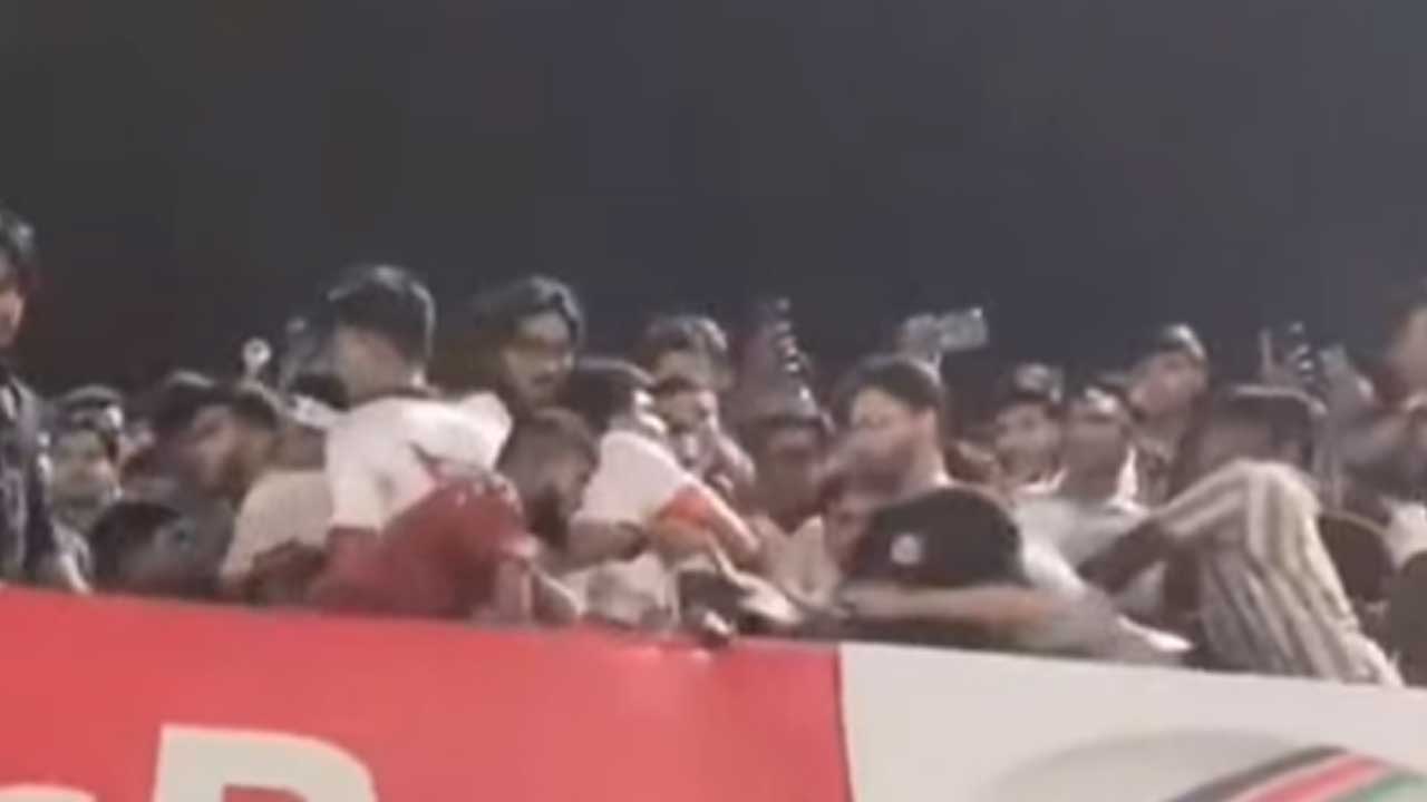 সাকিব আল হাসানের নামে প্ল্যাকার্ড প্রদর্শন ও জয় বাংলা স্লোগানকে কেন্দ্র করে চট্টগ্রামে সংঘর্ষ, অন্তত ১০ জন আহত