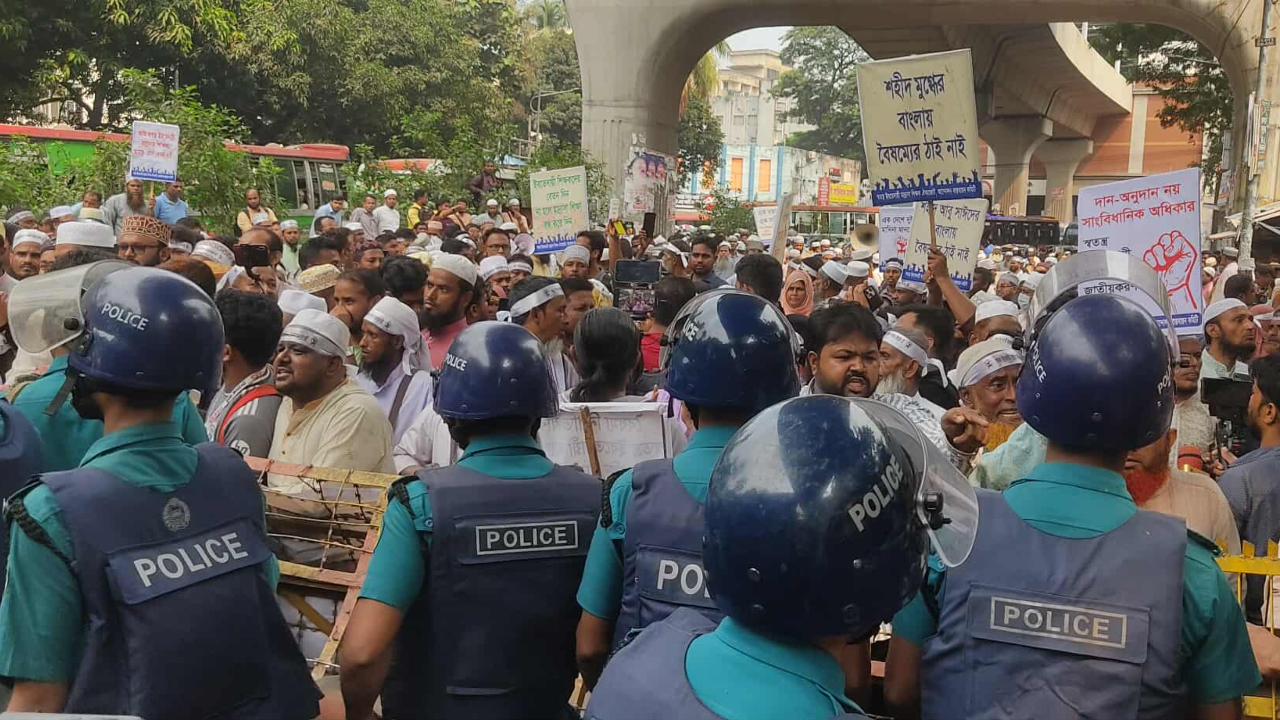 পুলিশের বাধায় স্বতন্ত্র ইবতেদায়ী মাদ্রাসা শিক্ষকদের পদযাত্রা আটকে দিল