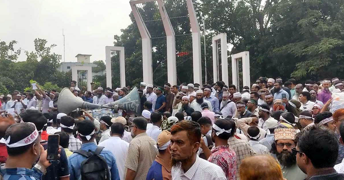 শাহবাগে অবরোধের প্রস্তুতি, শহীদ মিনারে বিপুলসংখ্যক শিক্ষকের অবস্থান
