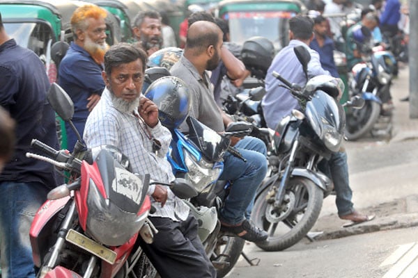 অ্যাপে নয়, খ্যাপে চলে মিটারের সিএনজিতে যে যাত্রী হয়রানি সেই একই চিত্র এখন বাইক ভাড়ায়। অ্যাপে যাত্রীর পছন্দের জায়গায় যাওয়ার চেয়ে চালকরা এখন ‘খ্যাপে’ যাওয়ায় আগ্রহী। ‘পোষায় না’ অজুহাতে চালকরা শুরু করেছেন জোচ্চুরি