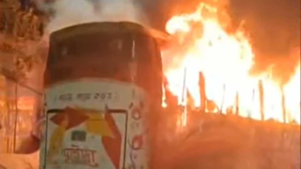 ঢাকায় গভীর রাতে তিন বাসে অগ্নিকাণ্ড, হতাহতের খবর নেই