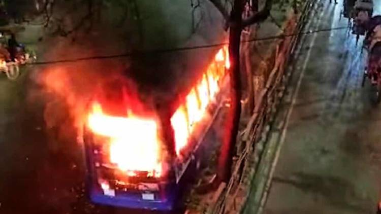 ধানমন্ডিতে শান্ত মারিয়াম ইউনিভার্সিটির বাসে আগুন