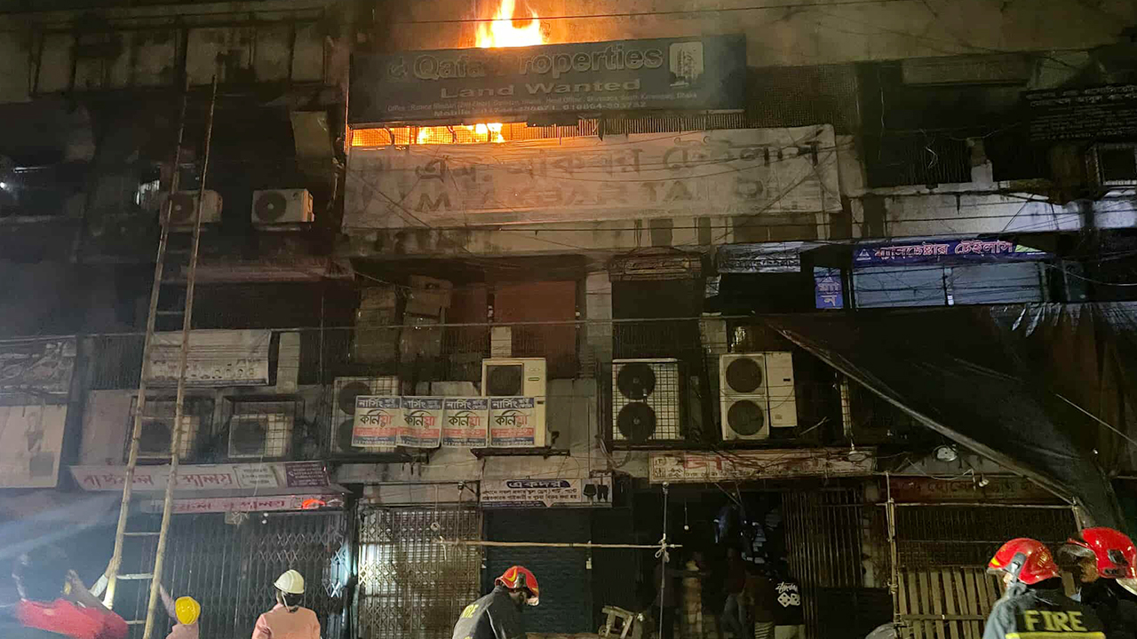 রাজধানীর গুলিস্তানে মার্কেটে অগ্নিকাণ্ডে ক্ষয়ক্ষতির আশঙ্কা