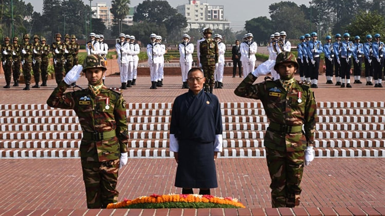 ভুটানের প্রধানমন্ত্রী শেরিং তোবগের রাষ্ট্রীয় সফরে স্মৃতিসৌধে শ্রদ্ধা
