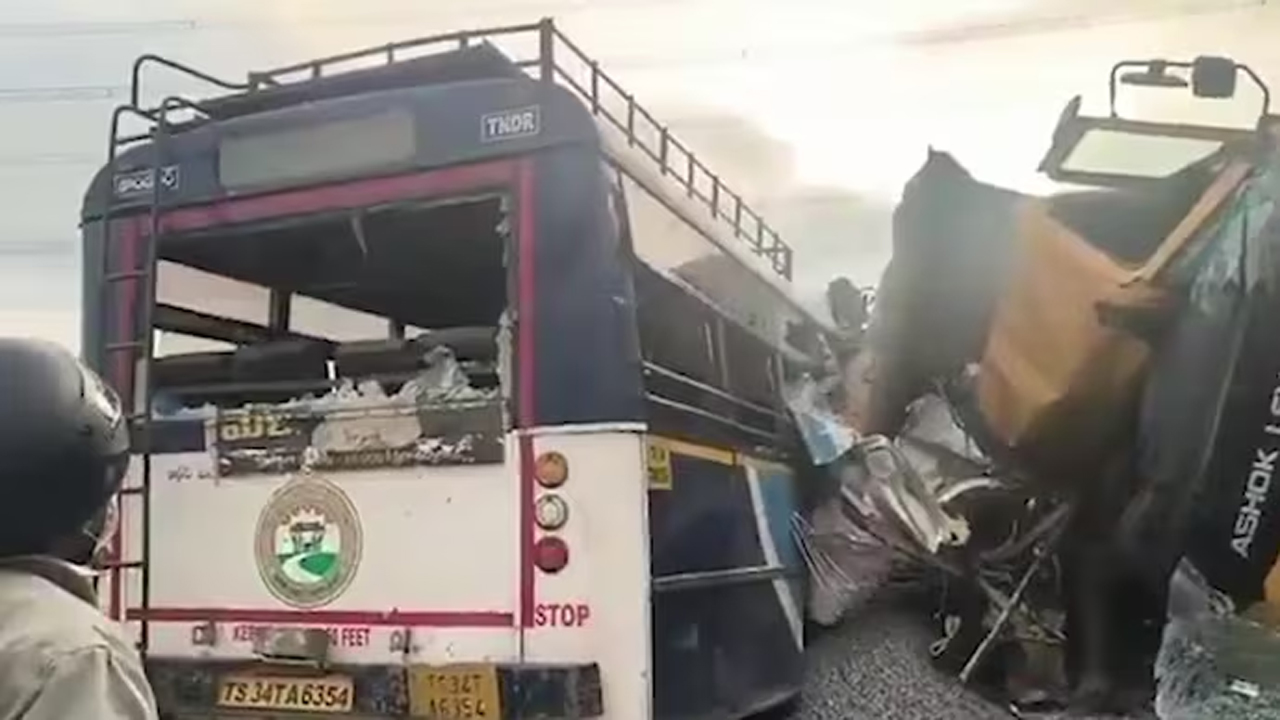 ভারতের তেলেঙ্গানায় বাস-ট্রাক সংঘর্ষে ১৯ জন নিহত