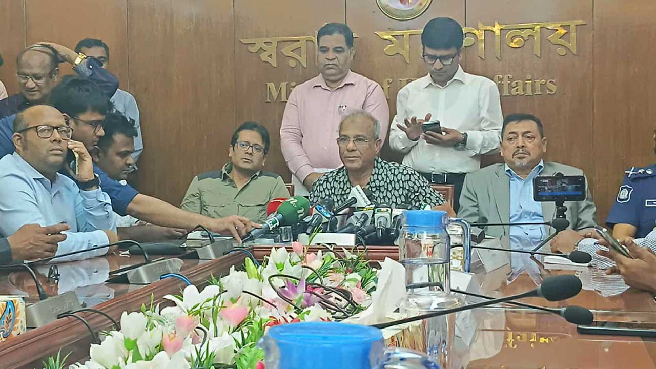 নির্বাচনে কোনো দলকে অবৈধ সুবিধা দিলে পুলিশের বিরুদ্ধে ব্যবস্থা: স্বরাষ্ট্র উপদেষ্টা