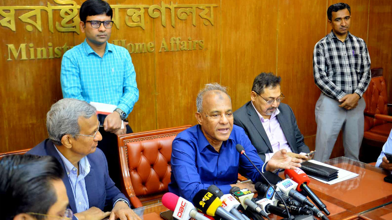 স্বরাষ্ট্র উপদেষ্টা জাহাঙ্গীর আলম চৌধুরীর মন্তব্য: শেখ হাসিনা ও আসাদুজ্জামান খাঁনের রায়ের পর দেশে কোনো আতঙ্ক নেই