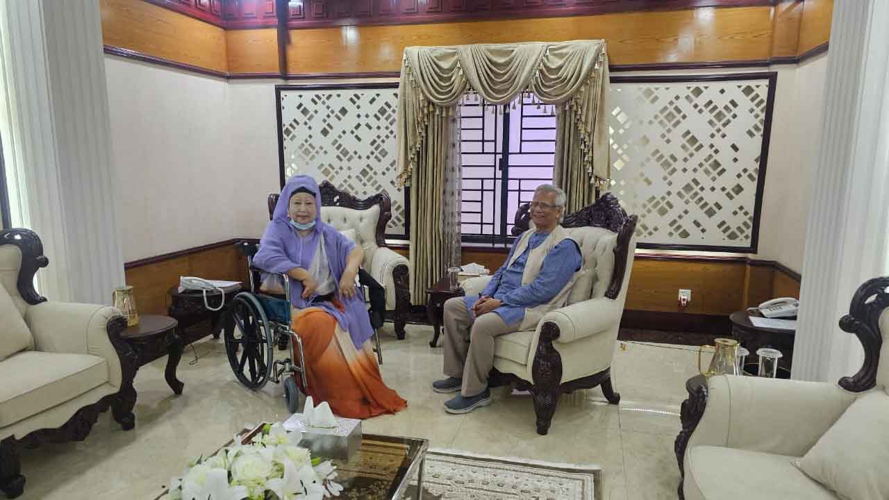 বিএনপি চেয়ারপারসন খালেদা জিয়া ঢাকা সেনানিবাসে সশস্ত্র বাহিনী দিবসের অনুষ্ঠানে যোগদান করেছেন