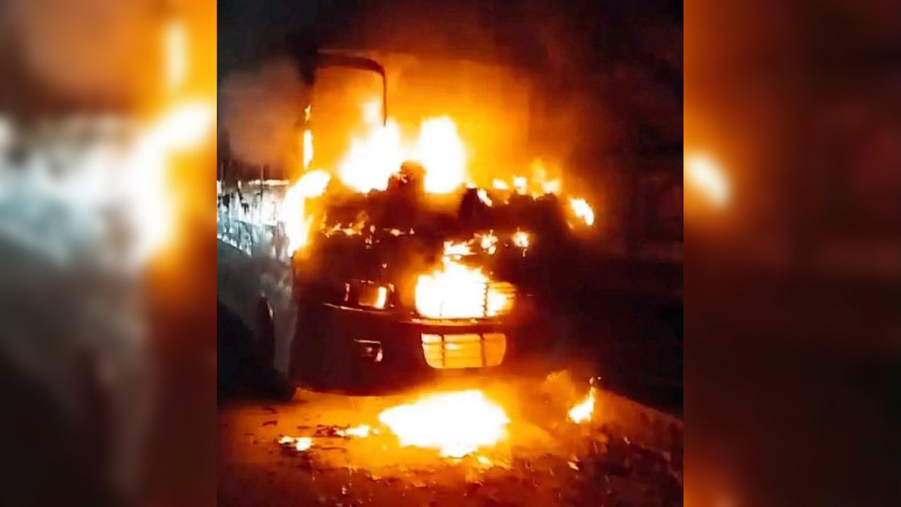 মানিকগঞ্জের শিবালয়ে স্কুলবাসে আগুন, চালক দগ্ধ