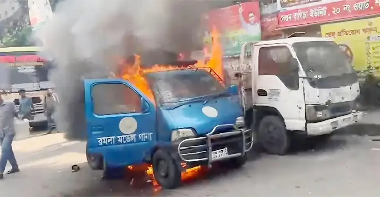 রমনা থানার সামনের পুলিশের গাড়িতে অগ্নিকাণ্ড