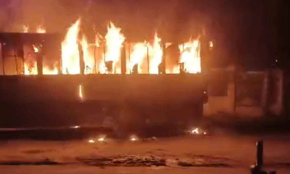 হাজারীবাগে বাসে অগ্নিকাণ্ড, দুর্বৃত্তদের আক্রমণ