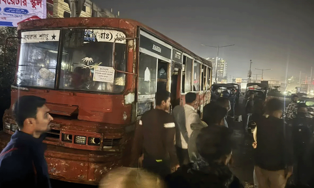 সাভারে বাসে অগ্নিকাণ্ড, চালক লাফিয়ে প্রাণে বাঁচলেন