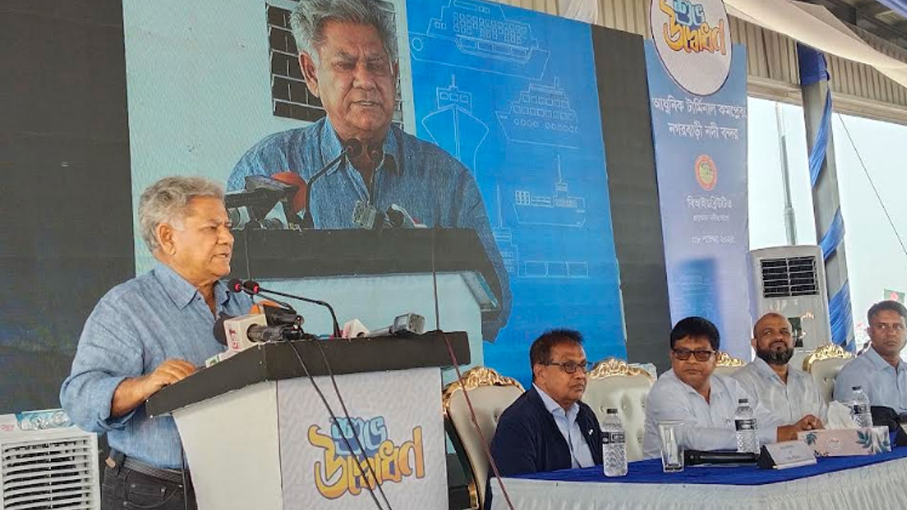 নগরবাড়ি আধুনিক নদী বন্দর উদ্বোধন: কন্টেইনার হ্যান্ডেলিংয়ের পরিকল্পনার কথা জানালেন উপদেষ্টা সাখাওয়াত হোসেন