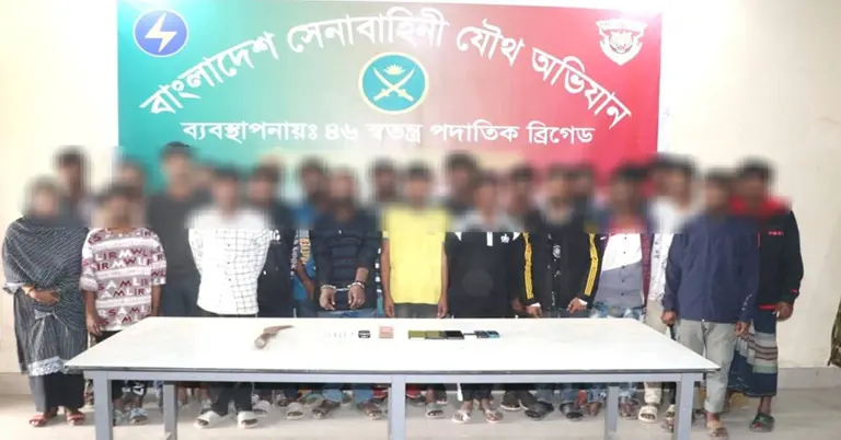 আইনশৃঙ্খলা নিয়ন্ত্রণে যৌথবাহিনীর অভিযান: ২১ সন্দেহভাজন গ্রেপ্তার, ১৩ আগ্নেয়াস্ত্র ও ১১৪ রাউন্ড গুলি উদ্ধার