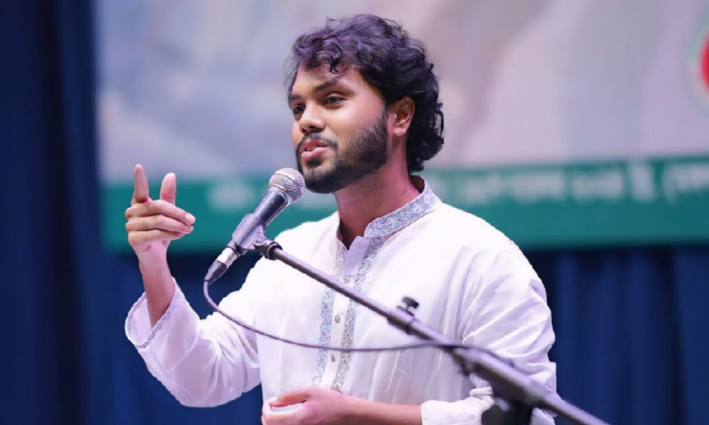 চিকিৎসার জন্য ইনকিলাব মঞ্চের মুখপাত্র শরীফ ওসমান বিন হাদিকে সিঙ্গাপুর নেওয়া হচ্ছে