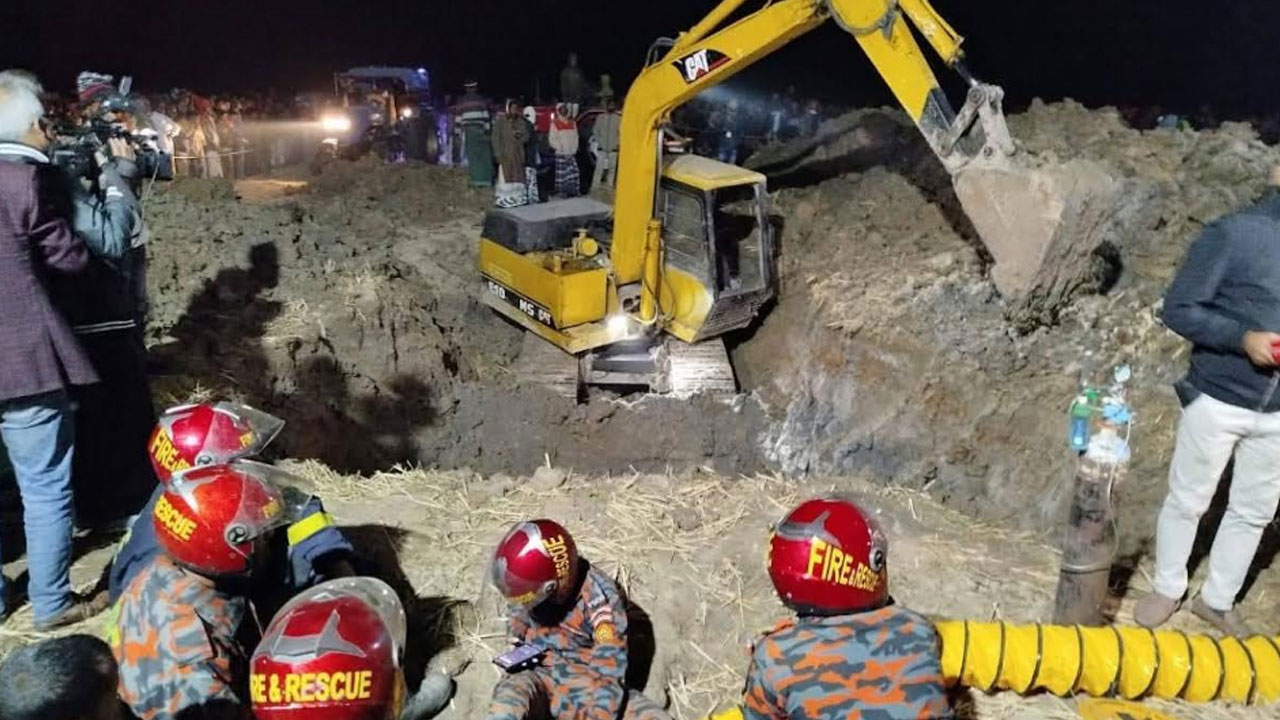 রাজশাহীর তানোরে নলকূপে পড়ে যাওয়া শিশুটিকে উদ্ধারের চেষ্টা অব্যাহত