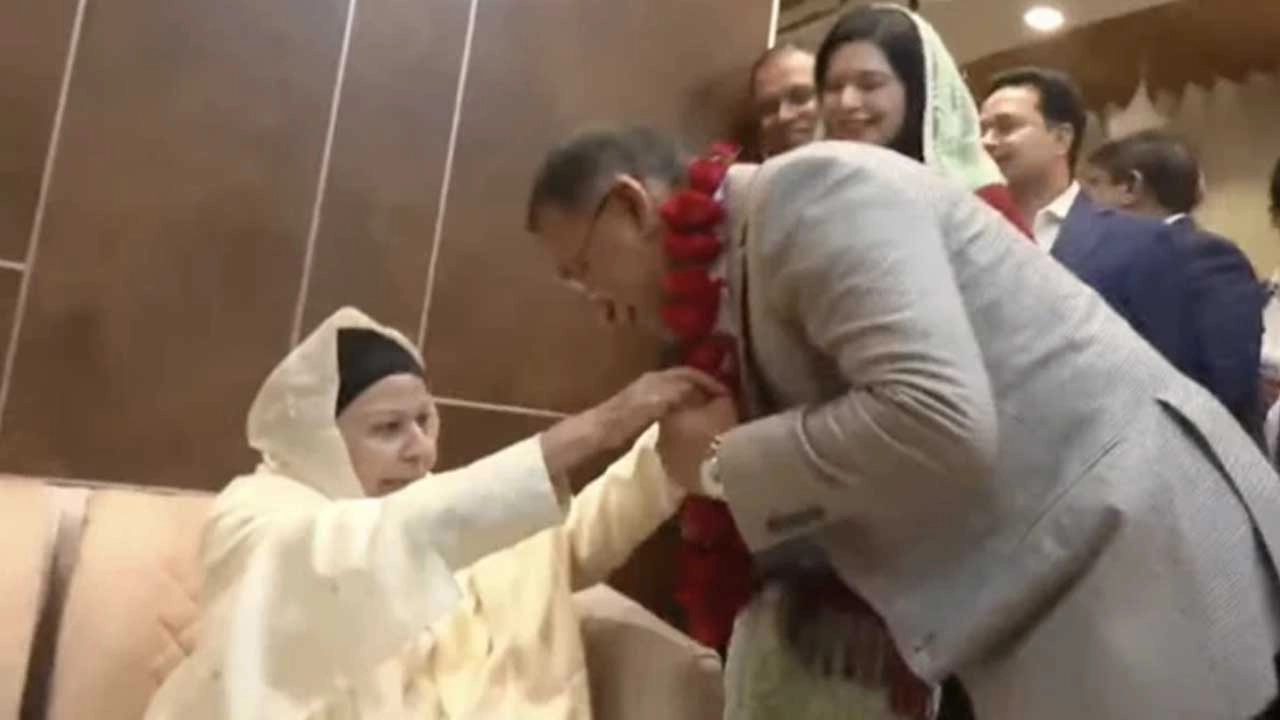 ফুলের মালা পরিয়ে তারেক রহমানকে বরণ করেন শ্বাশুরি