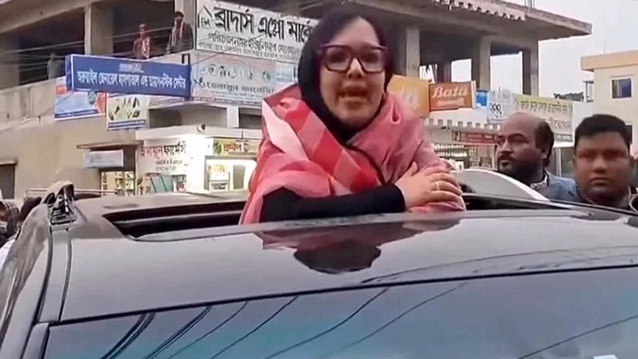 রুমিন ফারহানার পথসভায় বাধা, গাড়ির ওপর দাঁড়িয়ে ভোটারদের সঙ্গে মতবিনিময়