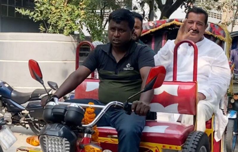 মিজানুর রহমান মিনু রিকশায় চলাফেরা চালিয়ে যাচ্ছেন মন্ত্রীত্বে থাকাকালীনও