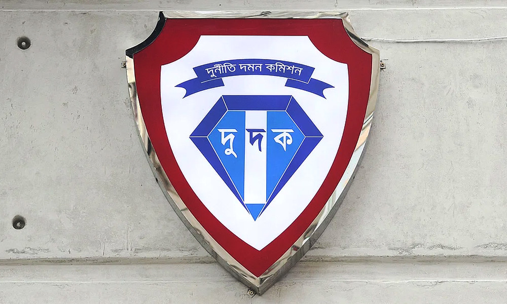দুর্নীতি দমন কমিশনের চেয়ারম্যান ও দুই কমিশনার পদত্যাগ করেছেন