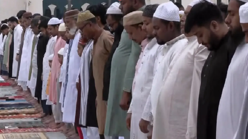 পবিত্র ঈদুল ফিতর উদযাপন আজ সারা দেশে ধর্মীয় ভাবগাম্ভীর্যে অনুষ্ঠিত