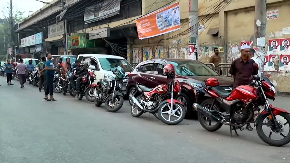 রাজধানীর ফিলিং স্টেশনগুলোয় তেলের জন্য আজও দীর্ঘ লাইন