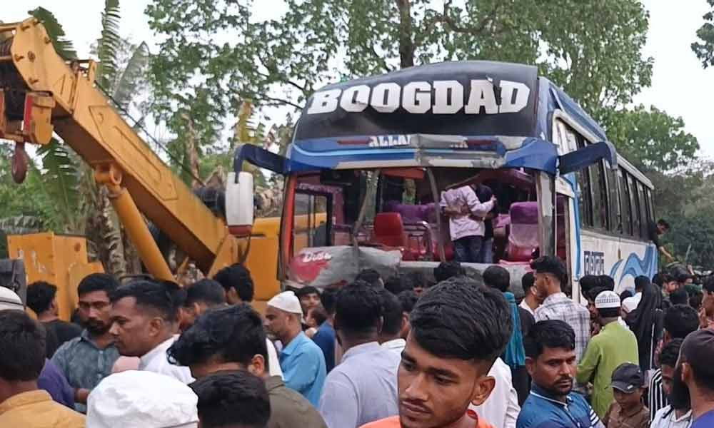 মাদারীপুরে যাত্রীবাহী বাস ও তরমুজবোঝাই ট্রাকের সংঘর্ষে ১৫ আহত