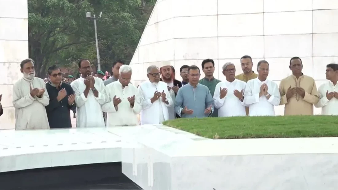 ঈদে জিয়া উদ্যানে মা-বাবার কবর জিয়ারত করলেন তারেক রহমান