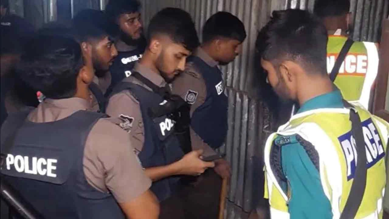 গাজীপুরে মাজার বস্তিতে বিশেষ পুলিশ অভিযান, মাদক ও দেশীয় অস্ত্র উদ্ধার