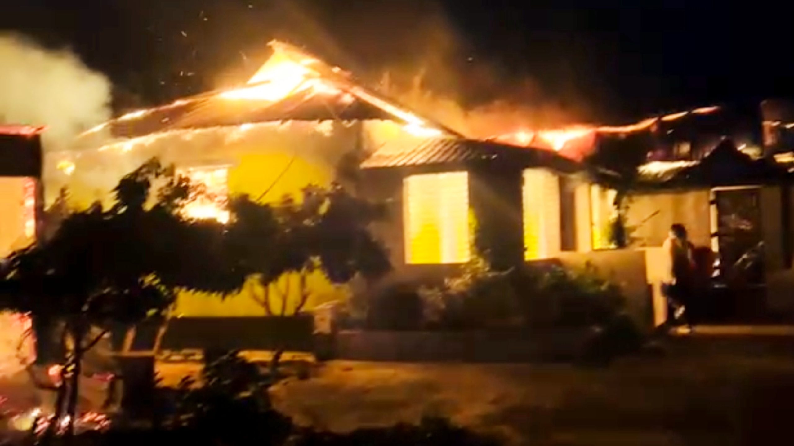 চৌদ্দগ্রামে মাদক নিয়ে বিরোধে আহত শ্রমিকের মৃত্যু: বসতবাড়িতে অগ্নিসংযোগ ও পুলিশের ওপর হামলা