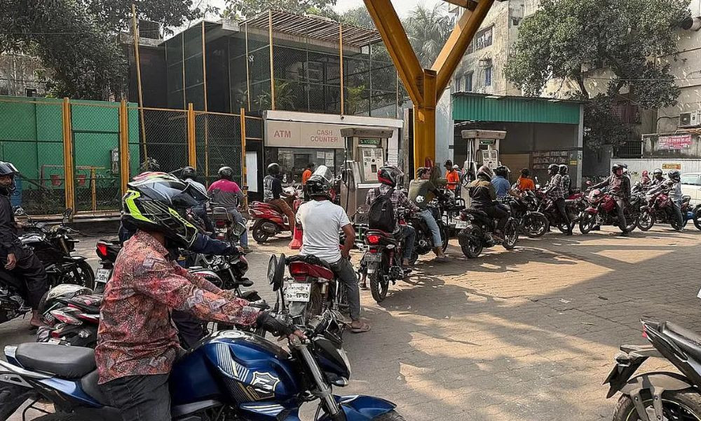 রাজধানীতে তেল সংকটে দীর্ঘ লাইন, রেশনিং কার্যক্রম অব্যাহত