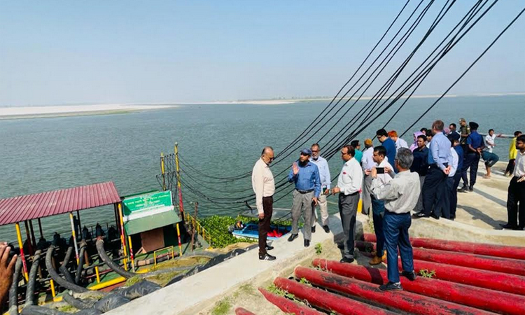 বরেন্দ্র অঞ্চলের কৃষি উন্নয়ন কার্যক্রম পরিদর্শনে উপদেষ্টারা