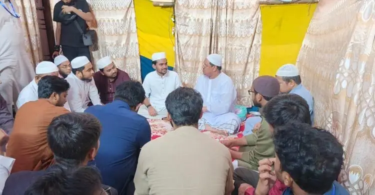 জাতীয় নাগরিক পার্টির প্রতিনিধি দল চরমোনাই দরবারে মাহফিলে অংশগ্রহণ করেছেন