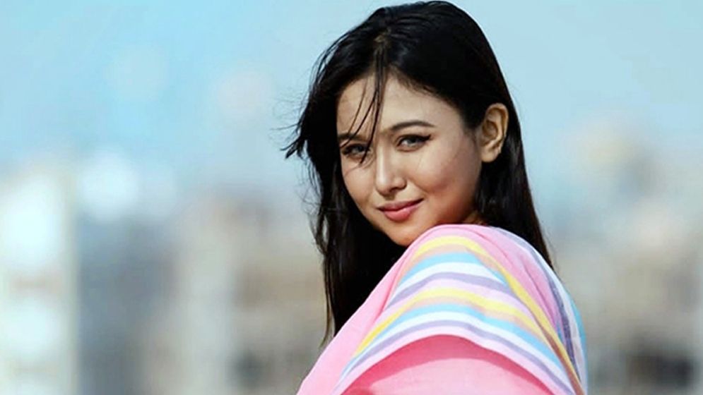 বিএনপির সংরক্ষিত নারী আসনে মনোনয়ন ফরম জমা দিলেন অভিনেত্রী চমক