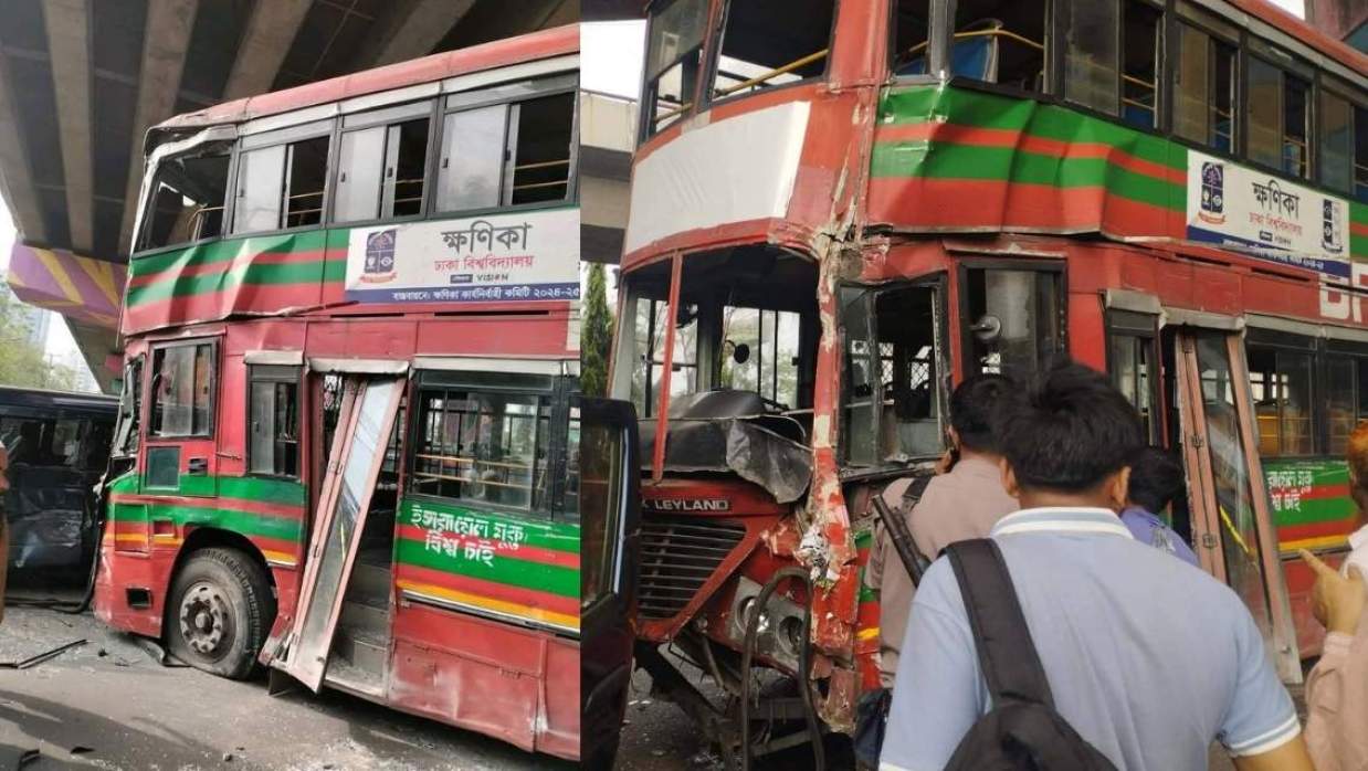 ঢাকা বিশ্ববিদ্যালয়ের বাস দুর্ঘটনায় কারওয়ান বাজারে অন্তত ৮ শিক্ষার্থী আহত