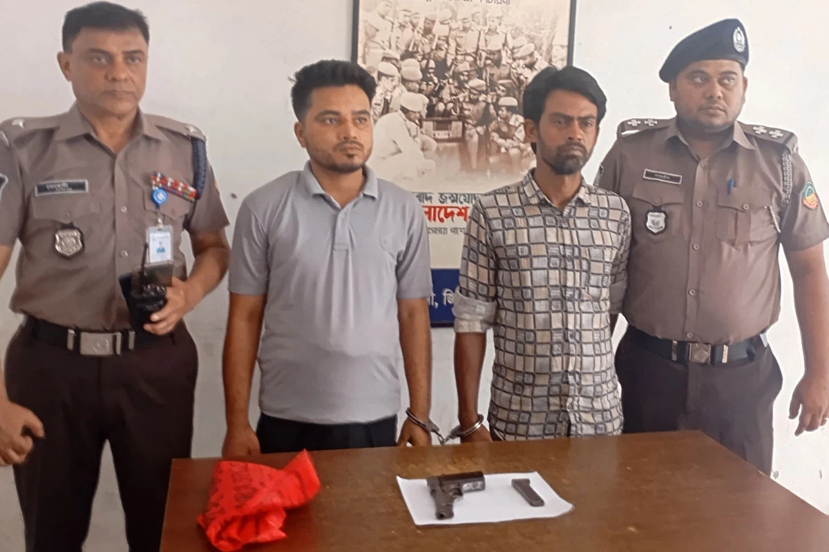 গাজীপুরের টঙ্গীতে বিদেশি পিস্তল ও ম্যাগাজিনসহ দুই সন্ত্রাসীকে গ্রেপ্তার করেছে পুলিশ