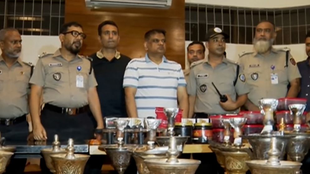 গুলশানে অবৈধ সিসা বারে অভিযান, বিপুল পরিমাণ সিসা ও হুক্কা জব্দ, ম্যানেজার আটক