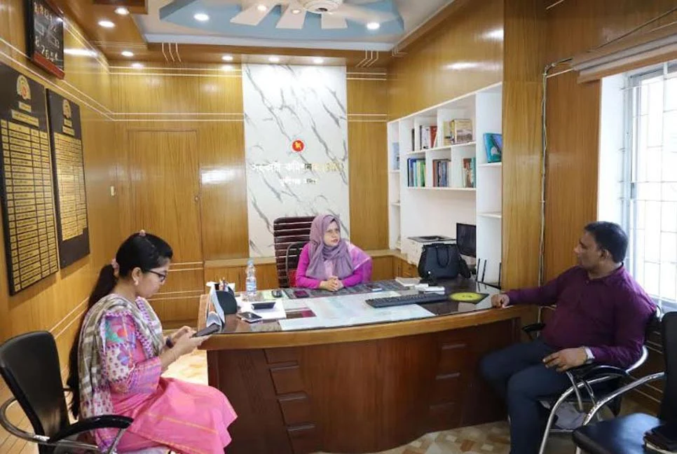 মুন্সীগঞ্জ সদর উপজেলার সহকারী কমিশনার (ভূমি) কার্যালয়ে জেলা প্রশাসকের পরিদর্শন, ভূমি সেবার মানোন্নয়নে নির্দেশনা