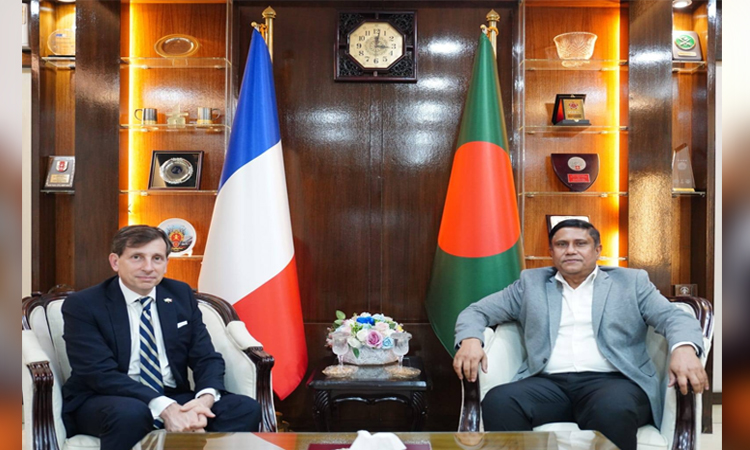 প্রধানমন্ত্রীর প্রতিরক্ষা উপদেষ্টার সঙ্গে ফরাসি রাষ্ট্রদূতের সৌজন্য সাক্ষাৎ: প্রতিরক্ষা সহযোগিতা বৃদ্ধির ওপর গুরুত্বারোপ