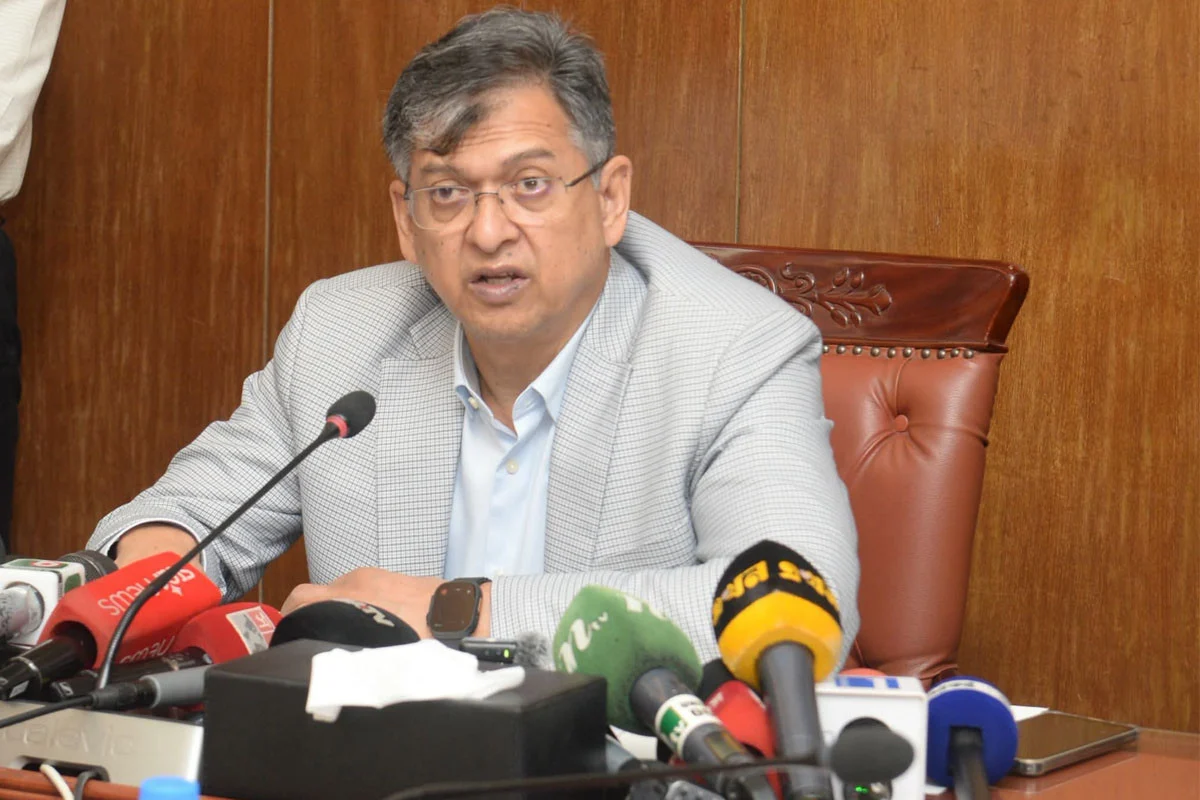 সোশ্যাল মিডিয়ায় অপপ্রচার ও সাইবার অপরাধ রুখতে কঠোর ব্যবস্থার হুঁশিয়ারি স্বরাষ্ট্রমন্ত্রীর