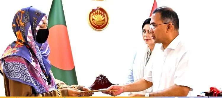 প্রধানমন্ত্রীর সঙ্গে নিহত দুই সেনাসদস্যের পরিবারের সাক্ষাৎ