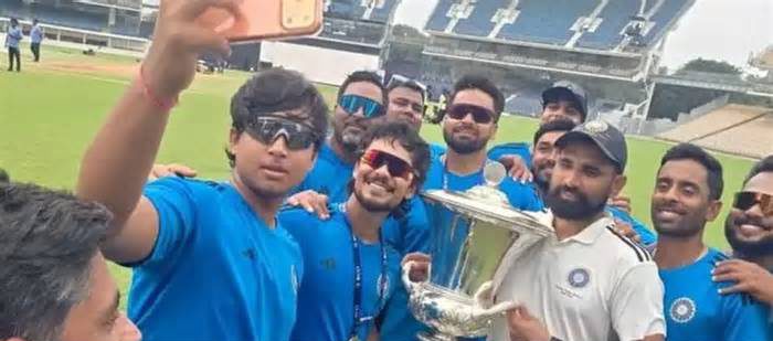 ‘ওর বয়স তো আমার ক্রিকেট ক্যারিয়ারের সমানও না’ কাকে নিয়ে বললেন শামি?