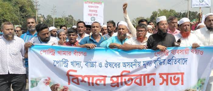 নরসিংদীতে পোল্ট্রি ব্যবসায়ীদের ঢাকা-সিলেট মহাসড়ক অবরোধ