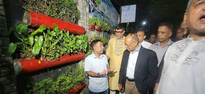 দেয়ালে ঝুলছে নানা গাছ, প্রধানমন্ত্রীর পাঠানো ছবি দেখে কলোনিতে মন্ত্রী