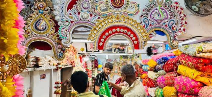 দুর্গাপূজার প্রস্তুতিতে ব্যস্ত পুরান ঢাকা, বেড়েছে সাজসজ্জার খরচ