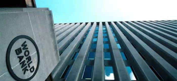 ২৬ ঘণ্টা ধরে অবরুদ্ধ চুয়েটের উপাচার্য