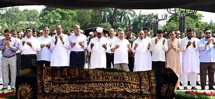 সাবেক এমপি সালাহউদ্দিন আহমেদের কফিনে প্রধানমন্ত্রীর ফুল